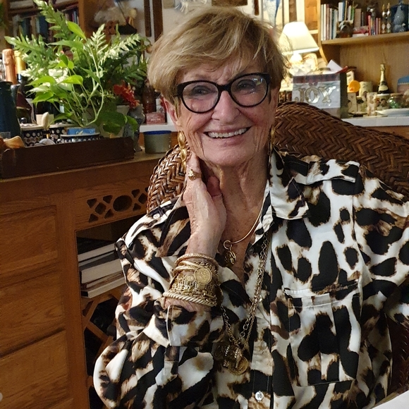 Meet your Poshers, Linda & Carol - Picture 4 of 6